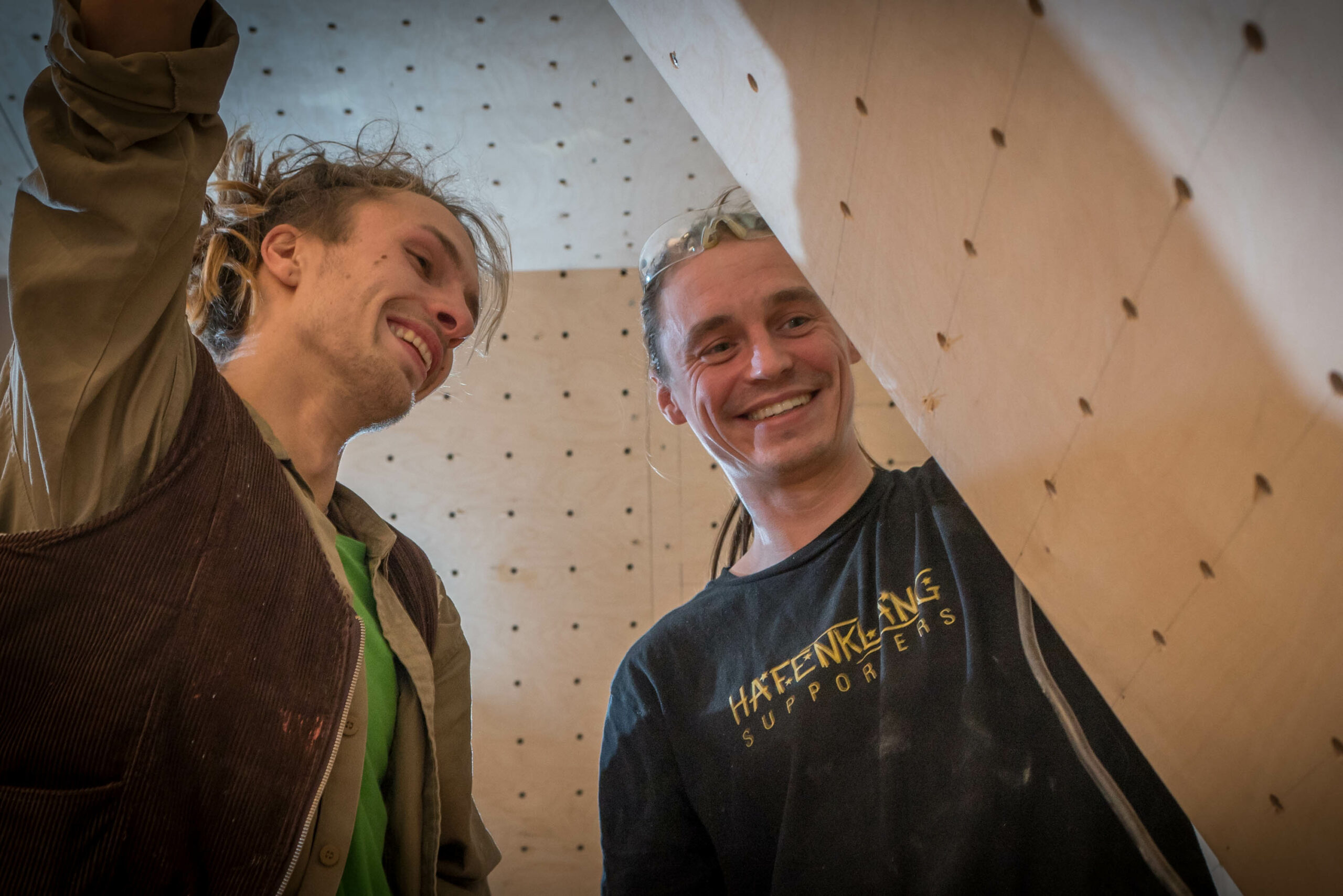 Peter Lelek und Lorenz Langfeld beim Kletterwandbau